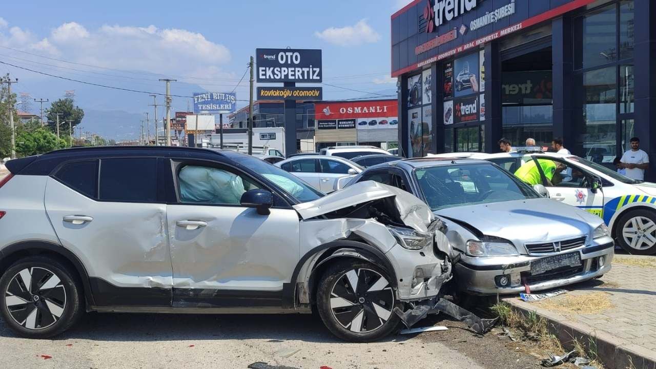 Osmaniye'de Korkutan Kaza! 3 Araç Birbirine Girdi! (2)