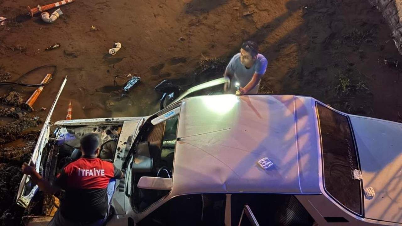 Osmaniye'de Otomobil Kanala Uçtu, Yaralılar Var! (1)
