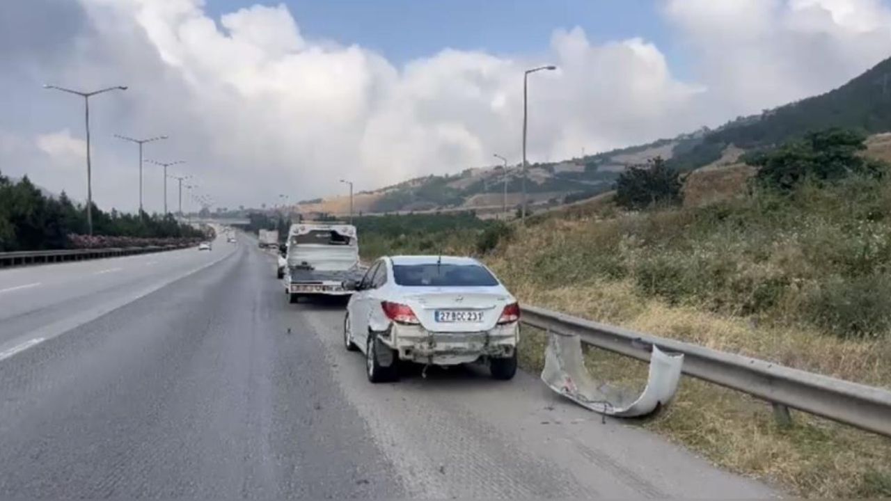 Osmaniye'de Otoyolda Direksiyon Hakimiyetini Kaybedince Kaza Kaçınılmaz Oldu (1)