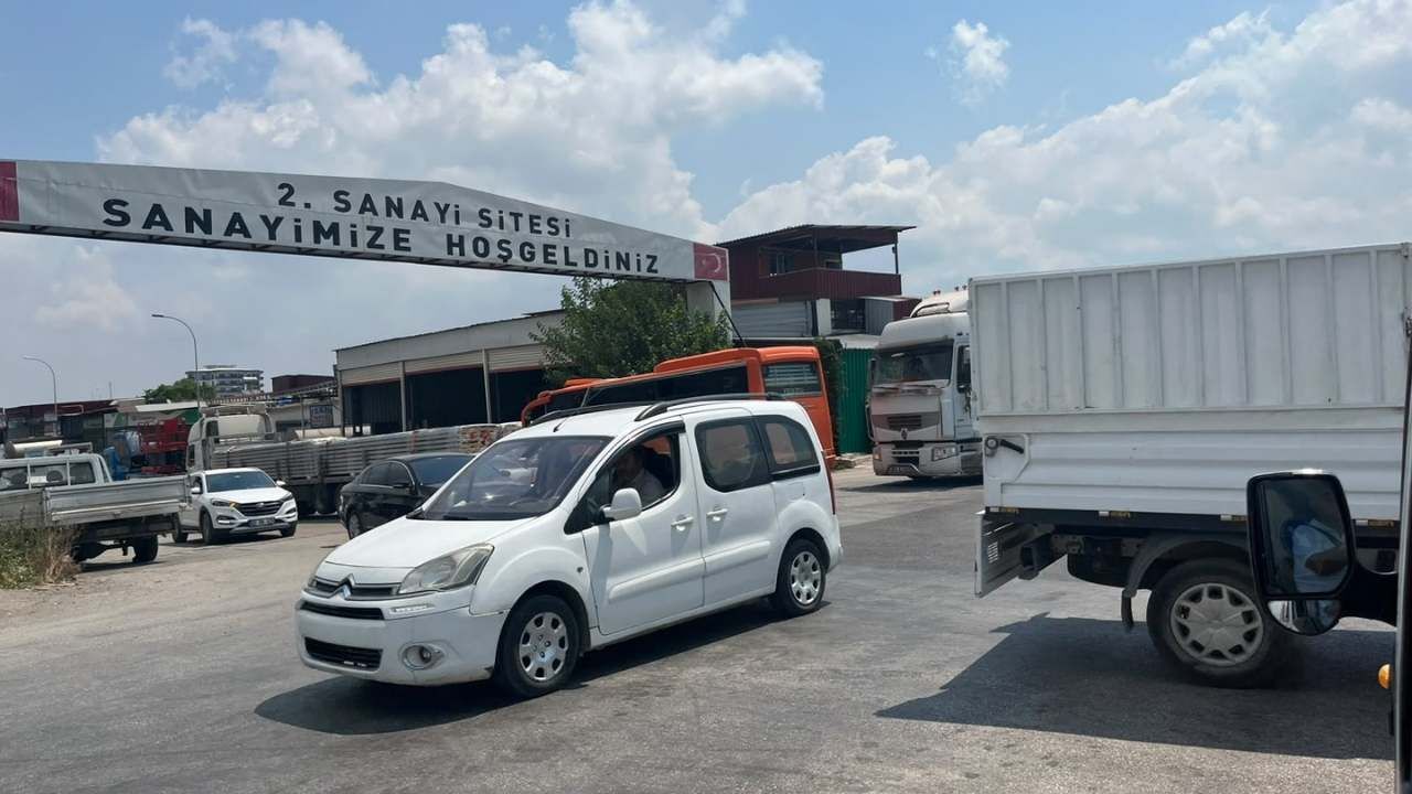 Osmaniye'de Yol Çalışması, Sanayi Sitesi Trafiğini Kilitledi (2)