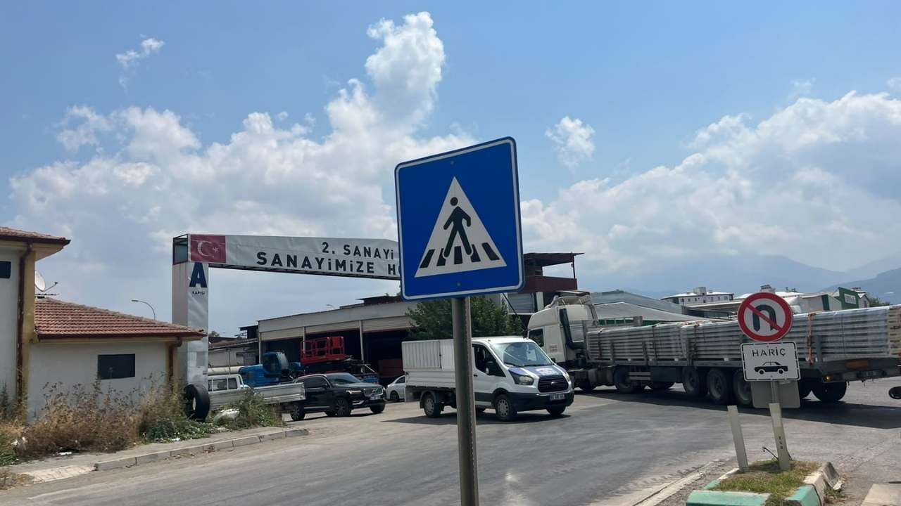 Osmaniye'de Yol Çalışması, Sanayi Sitesi Trafiğini Kilitledi (3)