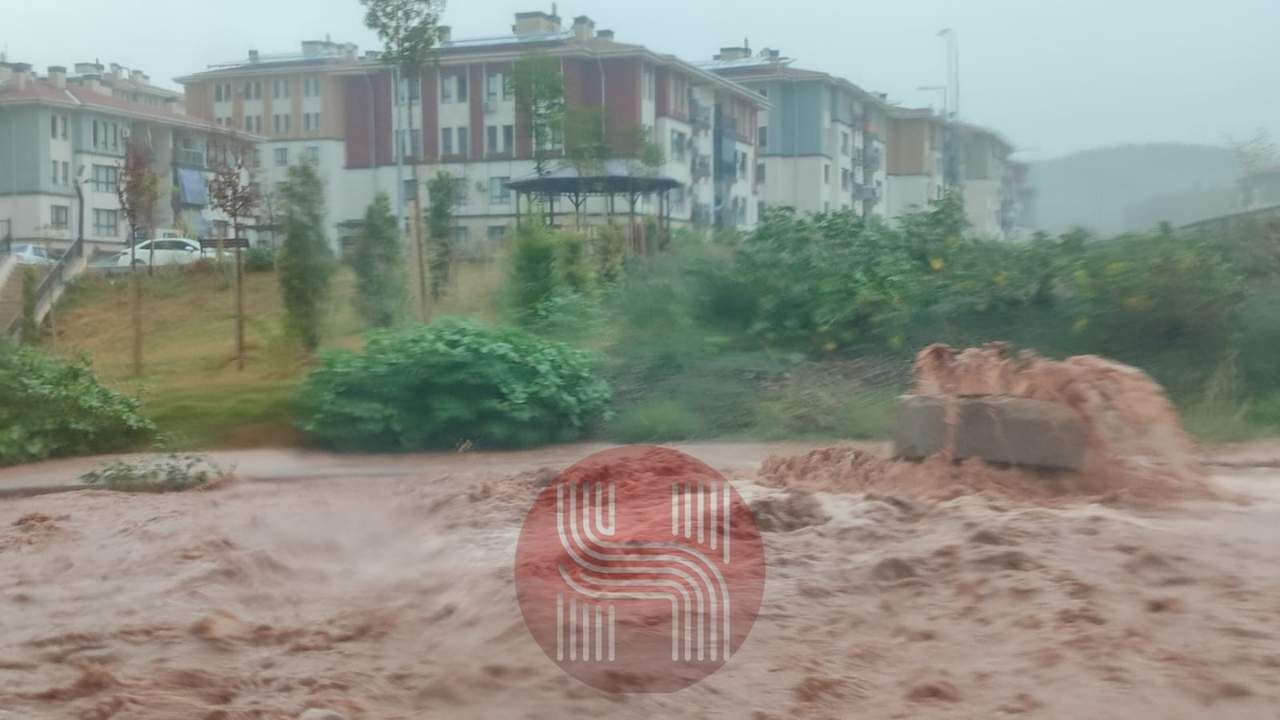 Osmaniye'de Yol Göle Döndü, Toprakkale Yolunda Sürücüler Mahsur Kaldı (2)