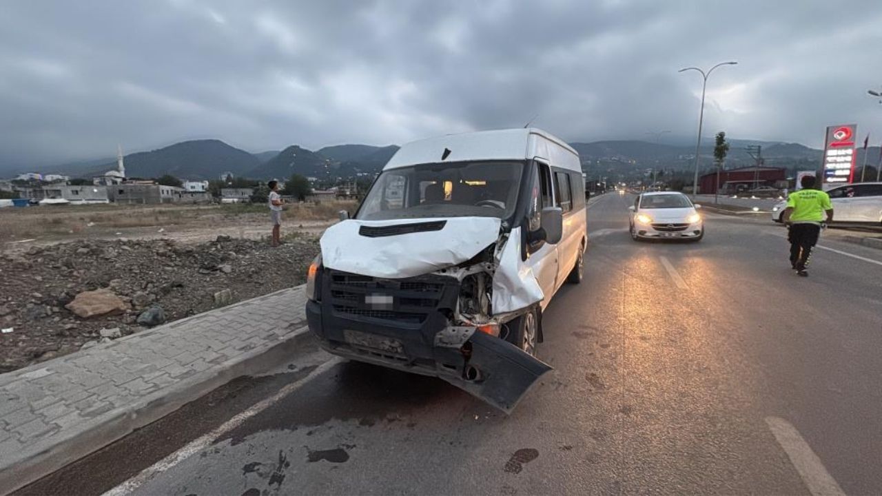 Osmaniye'de Yolcu Otobüsü Ata Çarptı (2)