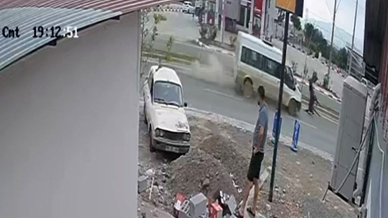 Osmaniye'de Yolcu Otobüsü Ata Çarptı