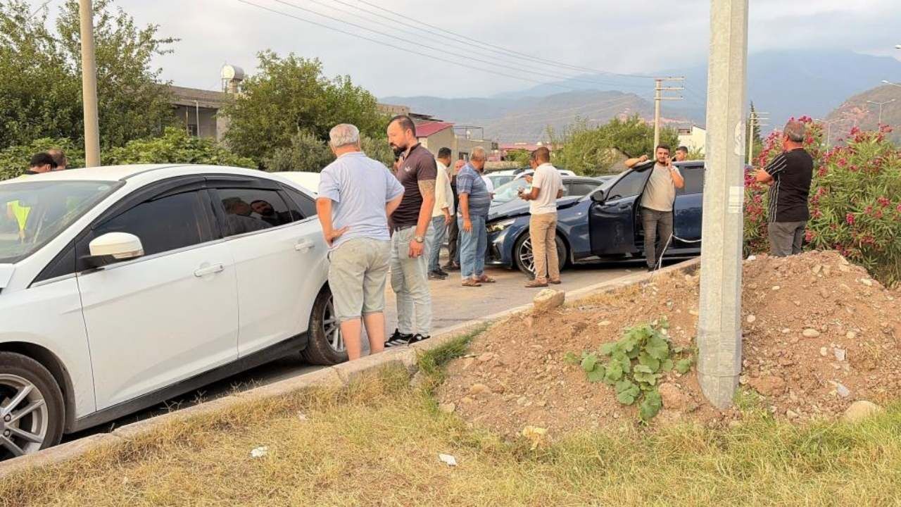 Osmaniye'de Zincirleme Kaza 4 Araç Birbirine Girdi, 2 Yaralı (1)