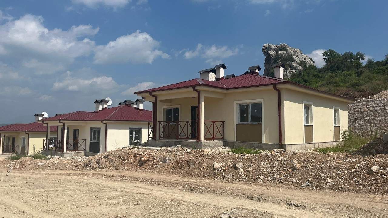 Osmaniyeli Afetzedelerden Toki̇'nin Köy Evlerine Tam Not (2)