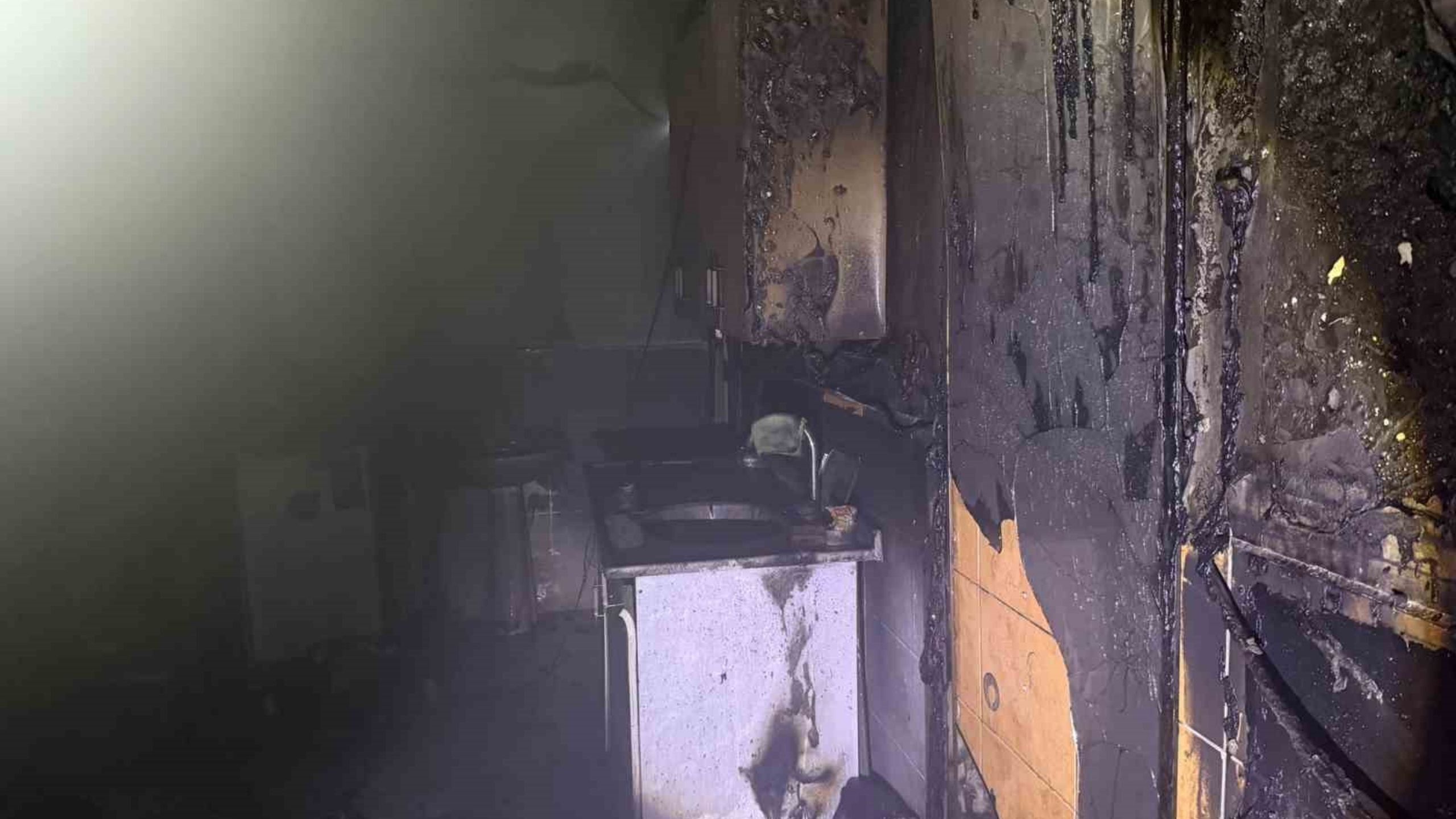 Adana Doğankent Mahallesindeki Gelinlikçi Dükkanında Yangın Çıktı (2)