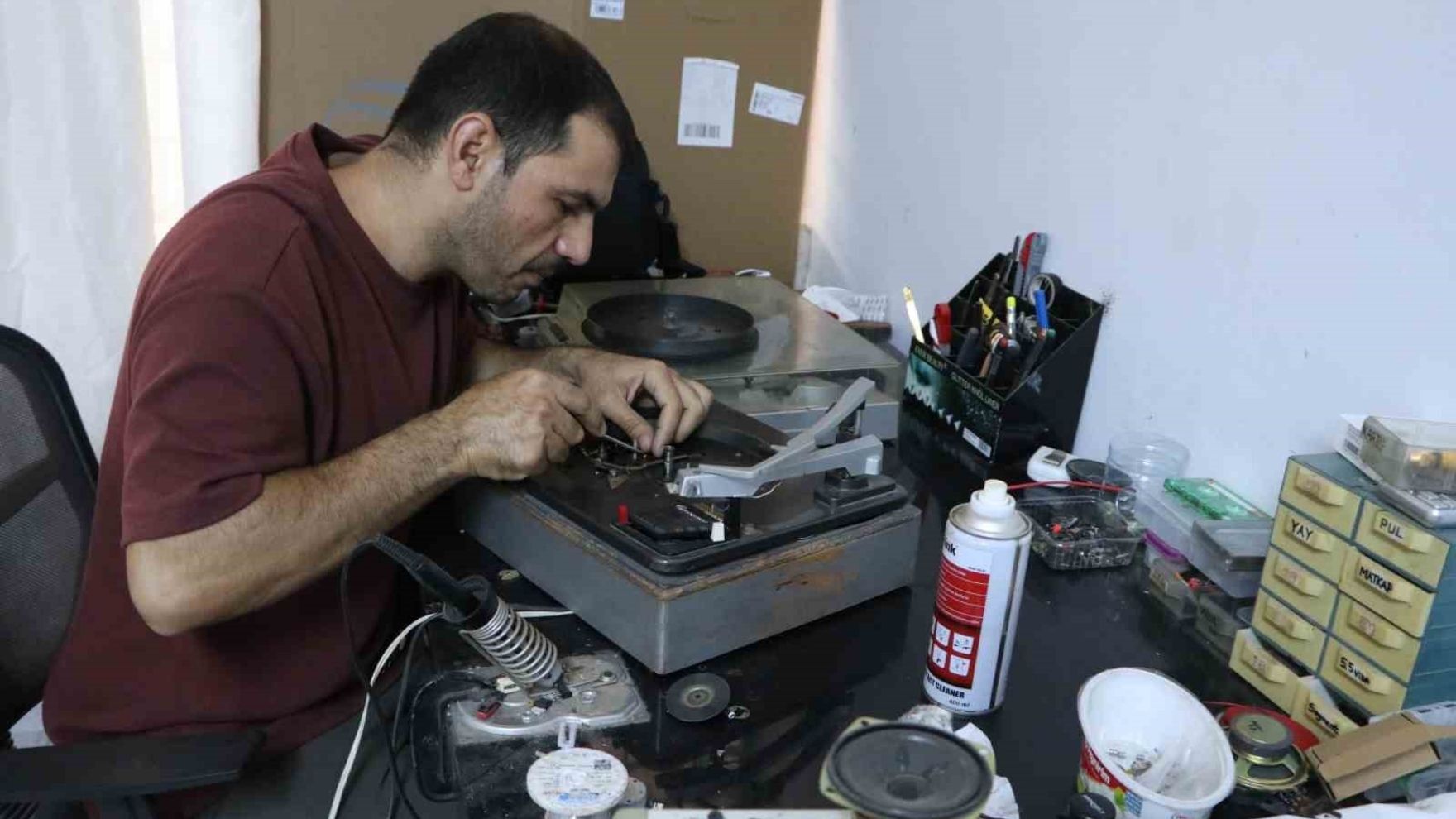 Adana Gramofon Tamircisi Asırlık Makineleri Hayata Döndürüyor (1)