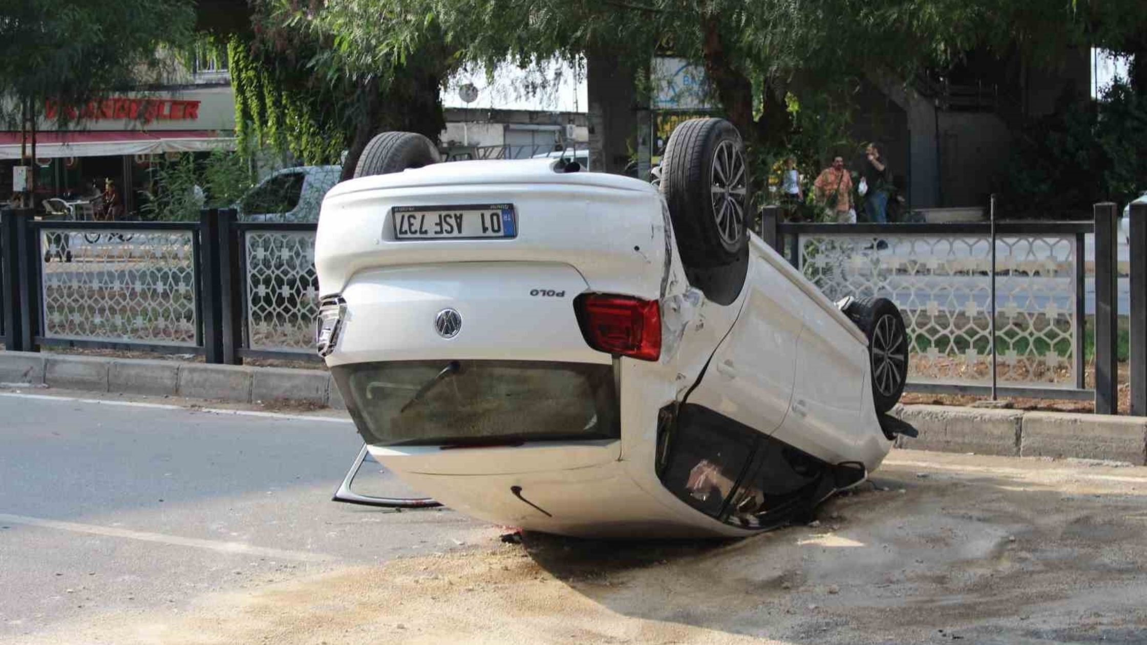 Adana Yüreğir'deki Köprüden Otomobil Alt Yola Düştü (1)