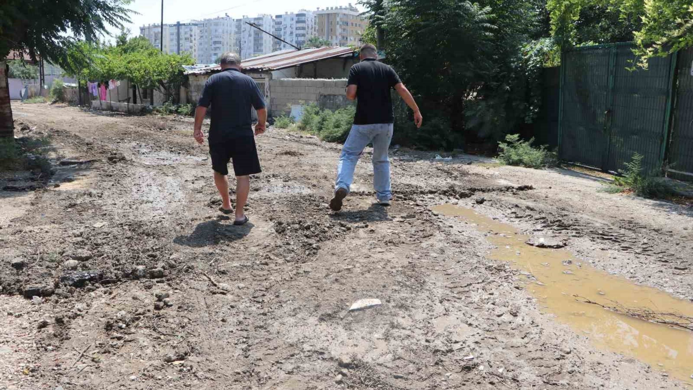 Adana Ziyapaşa Mahallesindeki Bozuk Yollar Neden Tepki Çekiyor (2)