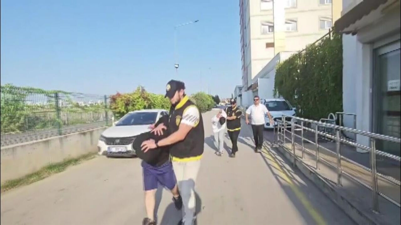 Adana'da Korkunç Cinayet Arkadaşını Bıçaklayıp 'Kilitli Kaldık' Diye İhbar Ettiler! (1)