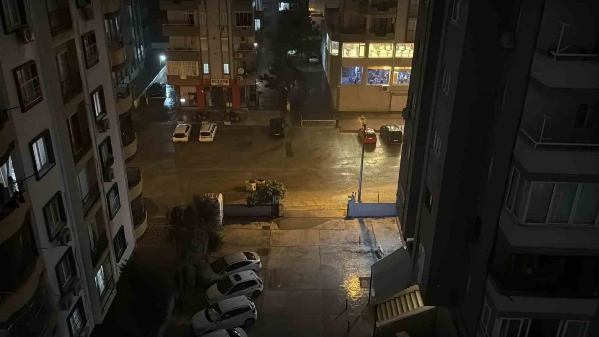 Adana'da Sağanak Yağış Etkili Oldu (2)