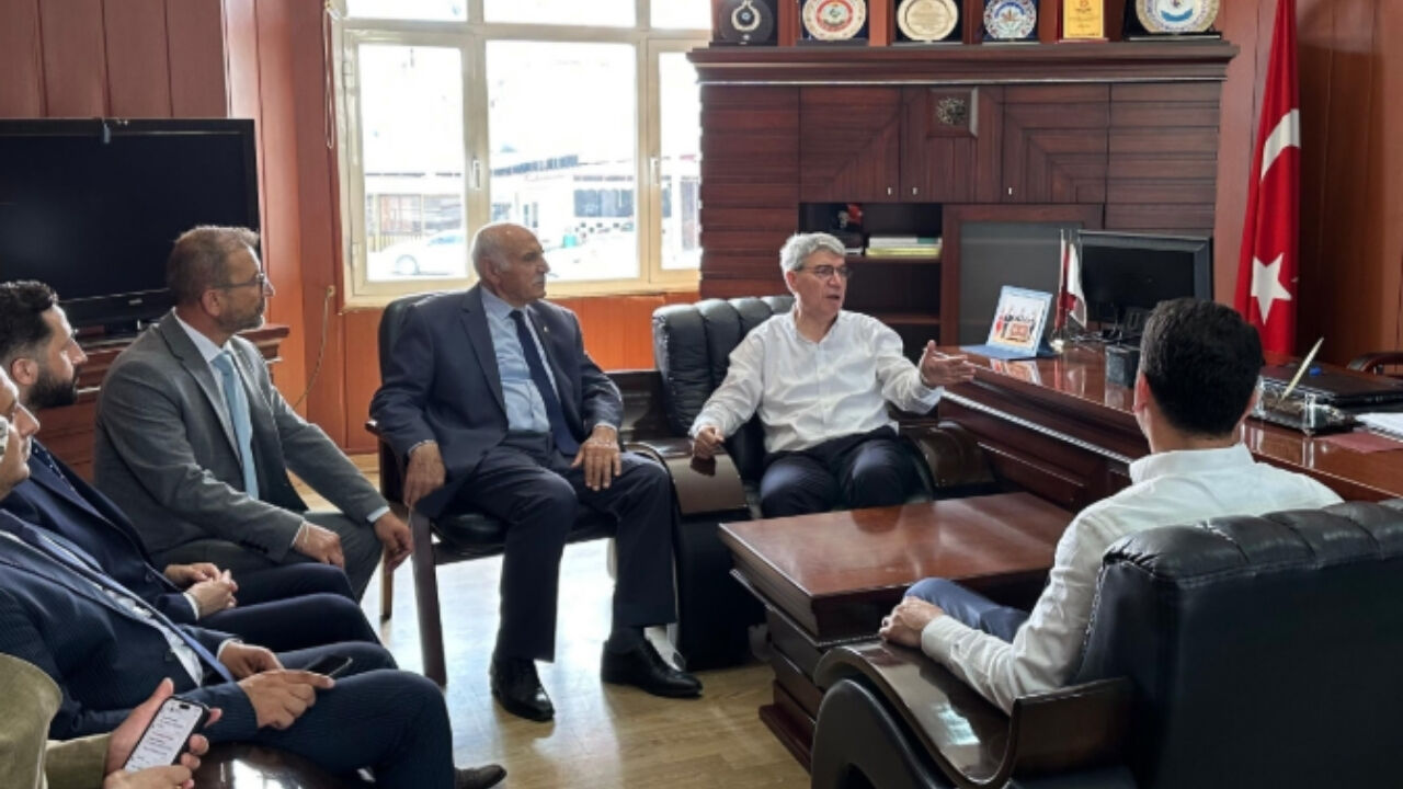 Ak Parti Osmaniye Milletvekili Seydi Gülsoy’dan Kadirli Ticaret Borsası’na Ziyaret (1)