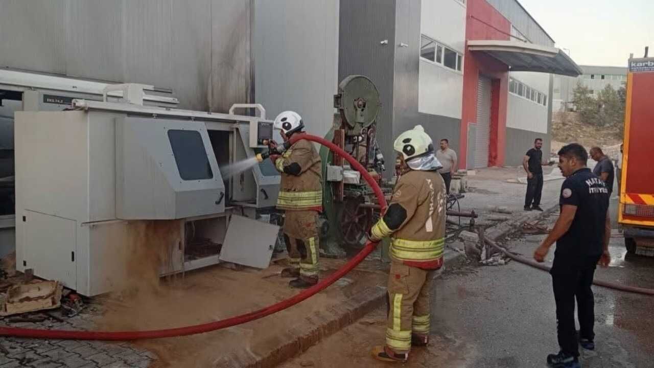 Antakya Açıkdere Mahallesi'nde Mobilya Atölyesi Yangını Çıktı (2)
