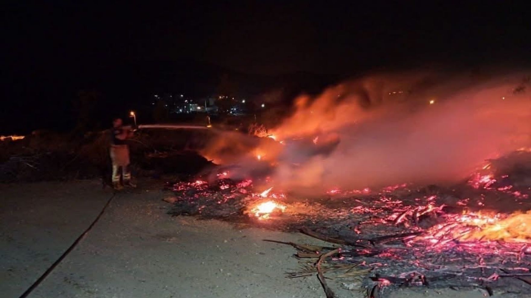 Antakya Serinyol Mahallesinde Çöplük Yangını Çıktı (2)