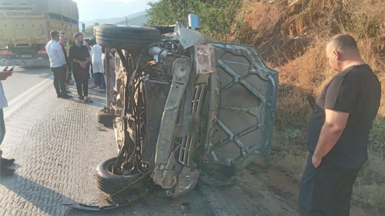 Bahçe Rampasında Araç Devrildi 4 Kişi Yaralandı
