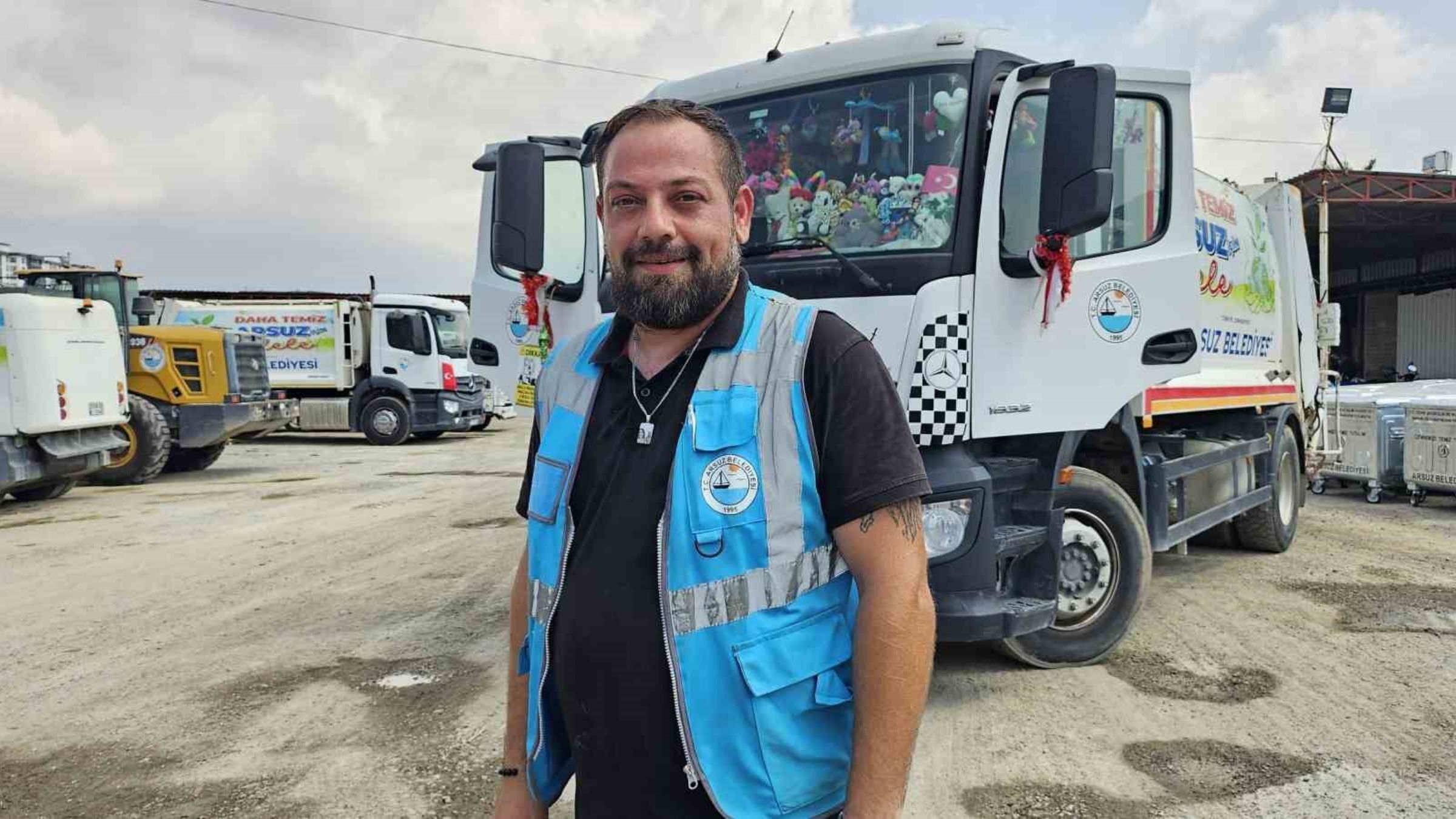 Depremde Babasını Ve Kız Kardeşini Kaybeden Süleyman Yıldız Çocuklara Oyuncak Dağıtıyor (1)