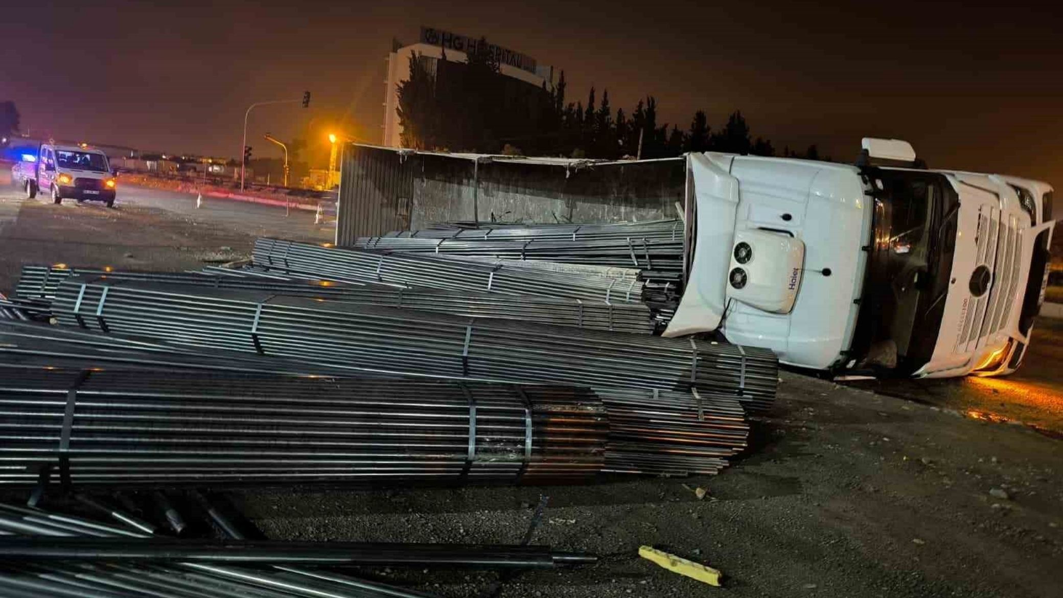 Dörtyol Payas Karayolunda Demir Yüklü Tır Devrildi (2)