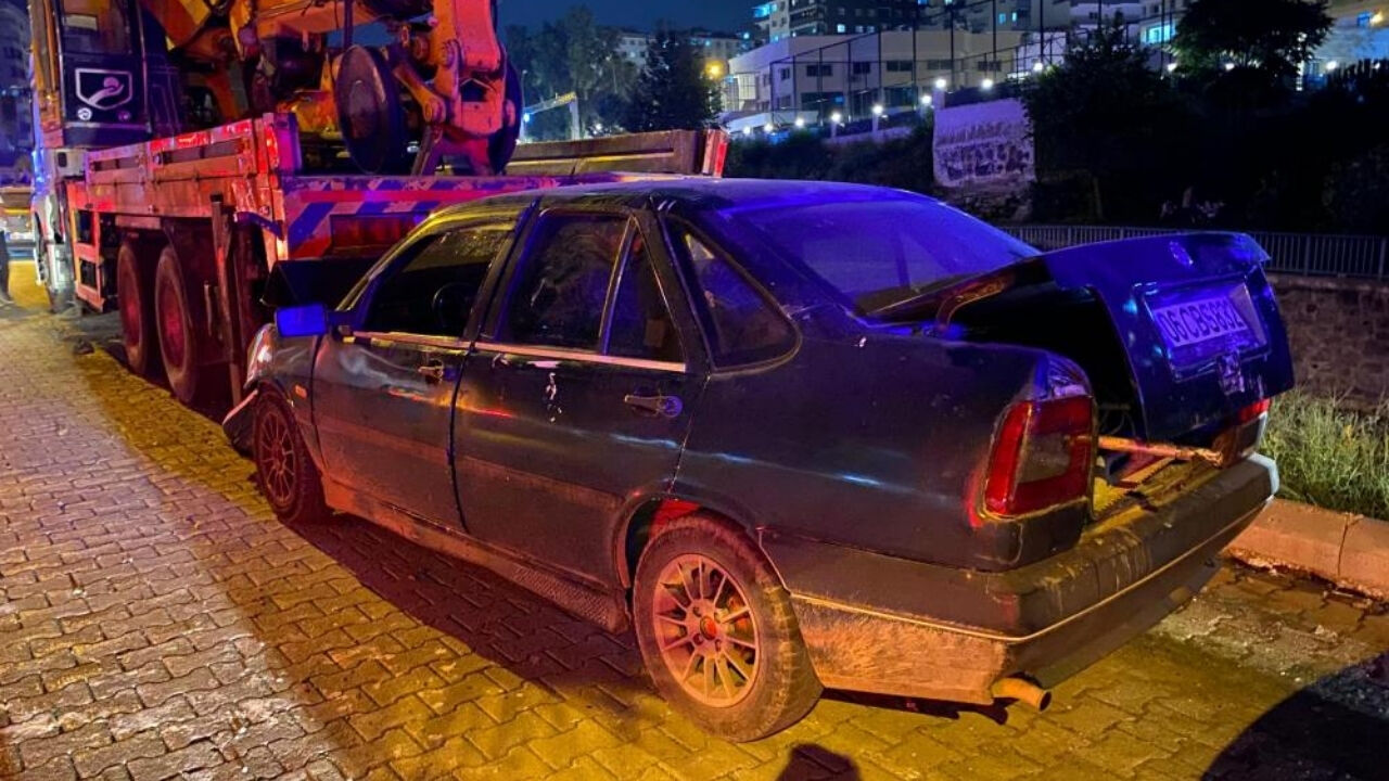 Düziçi'nde Otomobil Vince Çarptı 1 Yaralı (2)