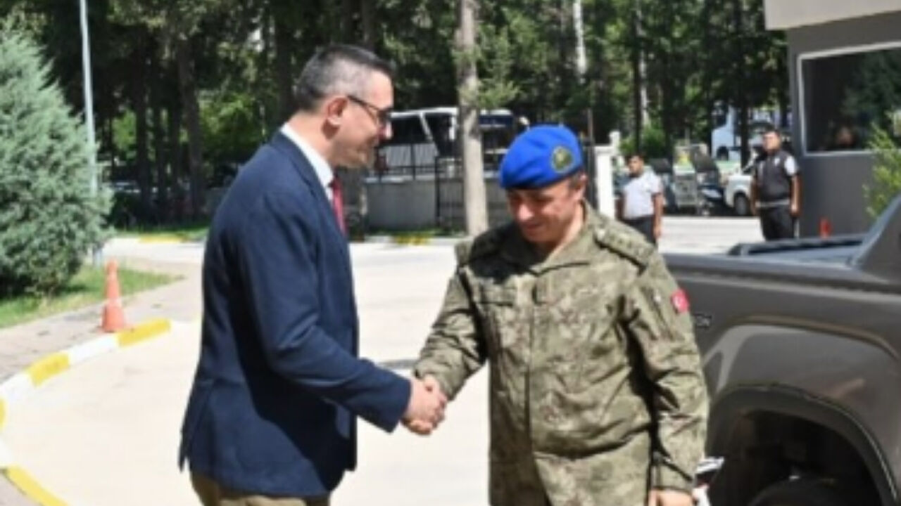 Garnizon Komutan Vekili Albay Uğur Esendik’ten İl Sağlık Müdürü Uzm. Dr. Emrah Ceviz’e Ziyaret (1)