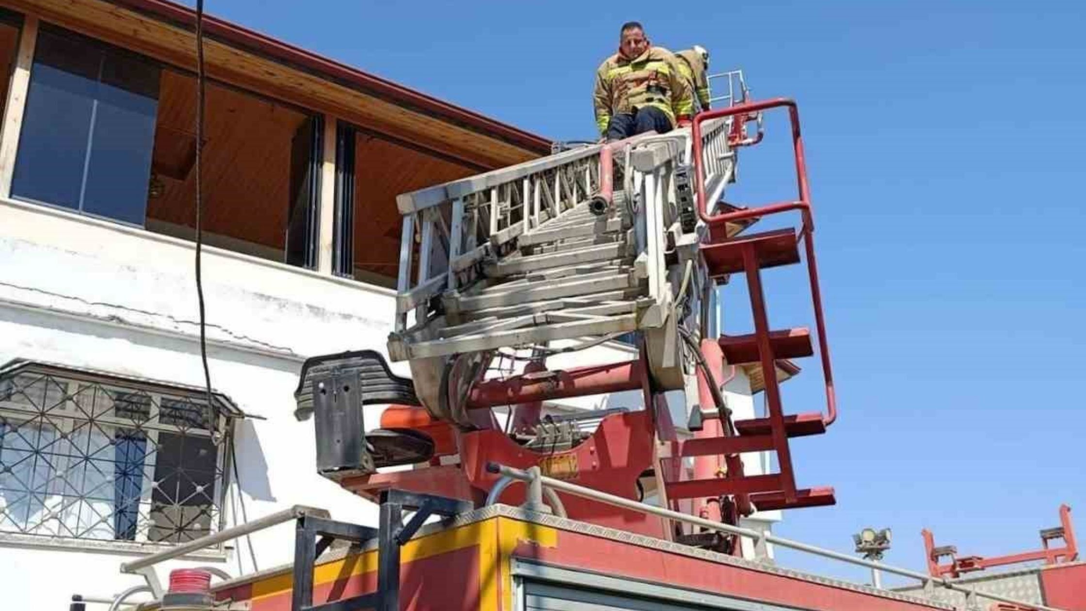 Hatay Defne Harbiye Mahallesinde Çatı Yangını Çıktı (2)