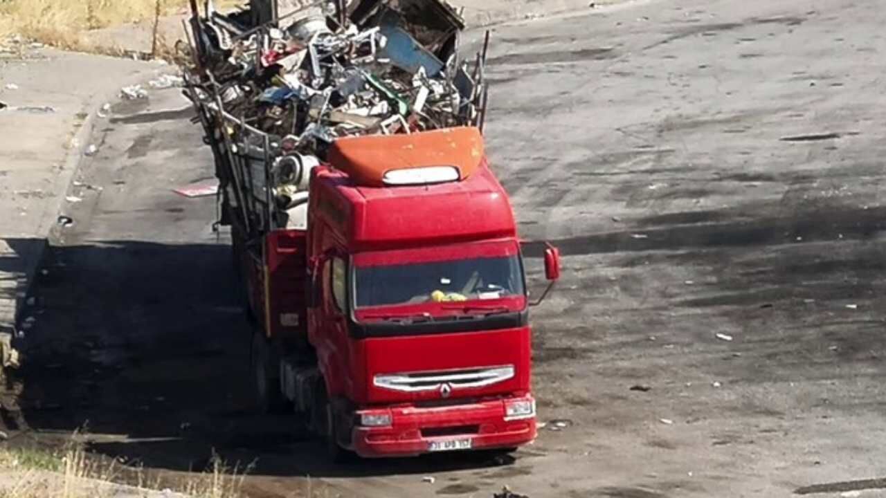 Hatay O 53 Otoyolu'nda Tehlikeli Yük Taşıyan Tır Yakalandı (2)