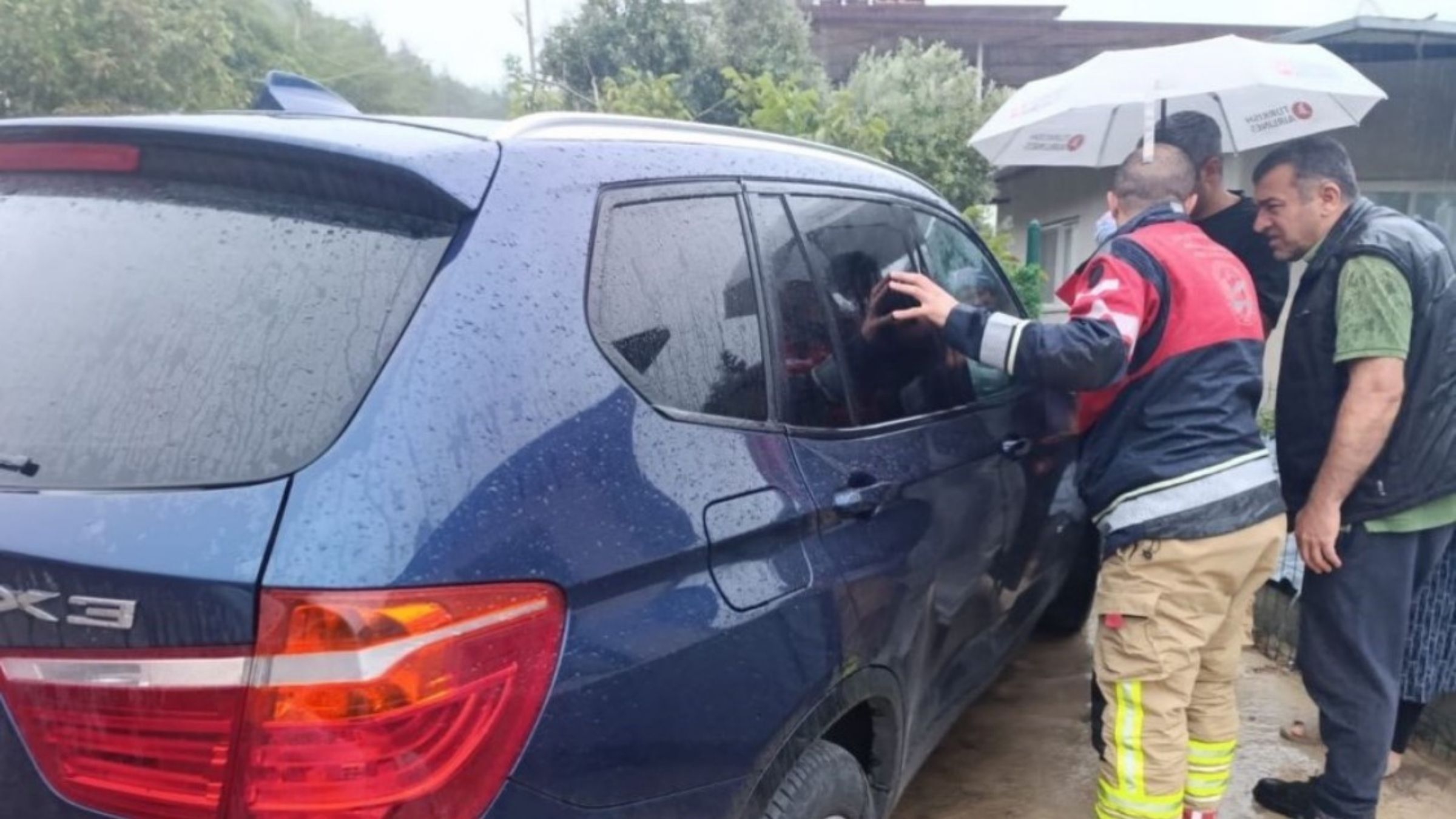 Hatay'da Mahsur Kalan Bebek Kurtarıldı (2)