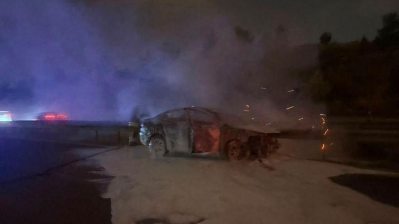 Hatay'da Seyir Halindeki Otomobil Alev Aldı (2)