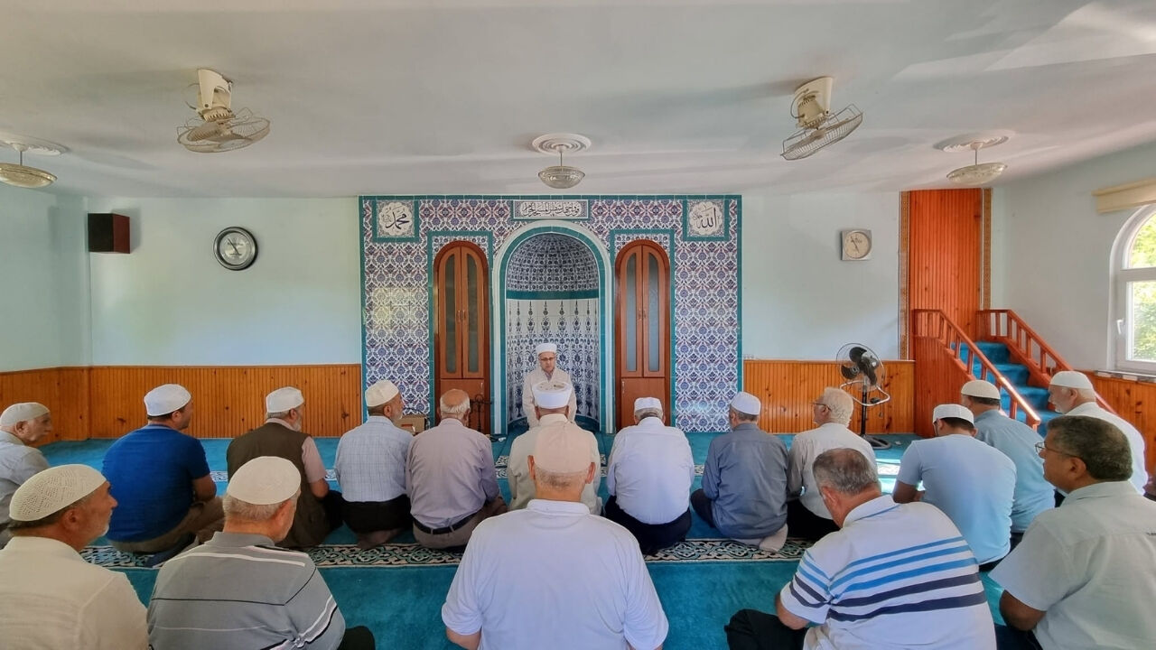 Hem Namaz Kıldırdı Hem Dinledi (1)