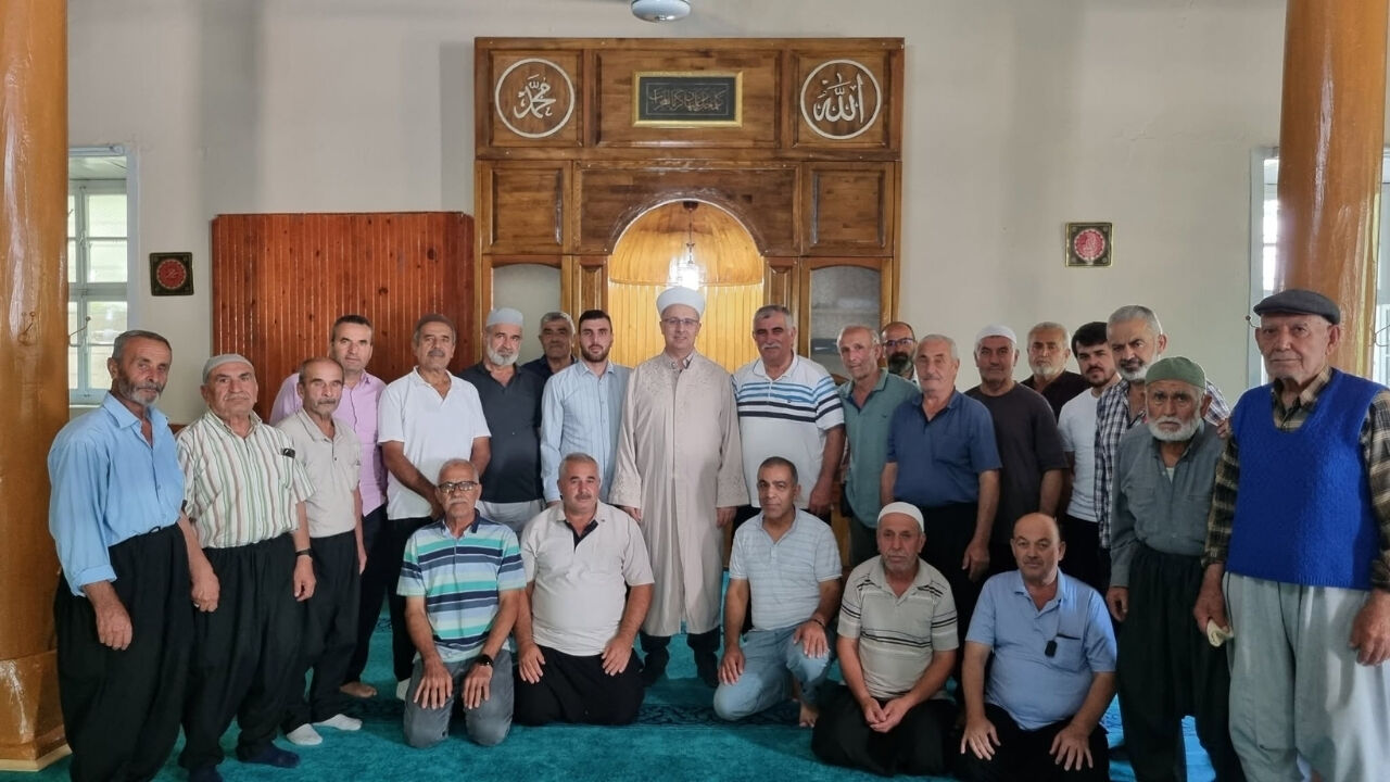 Hem Namaz Kıldırdı Hem Dinledi (2)