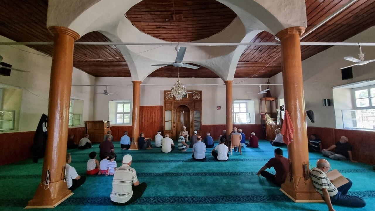 Hem Namaz Kıldırdı Hem Dinledi (3)