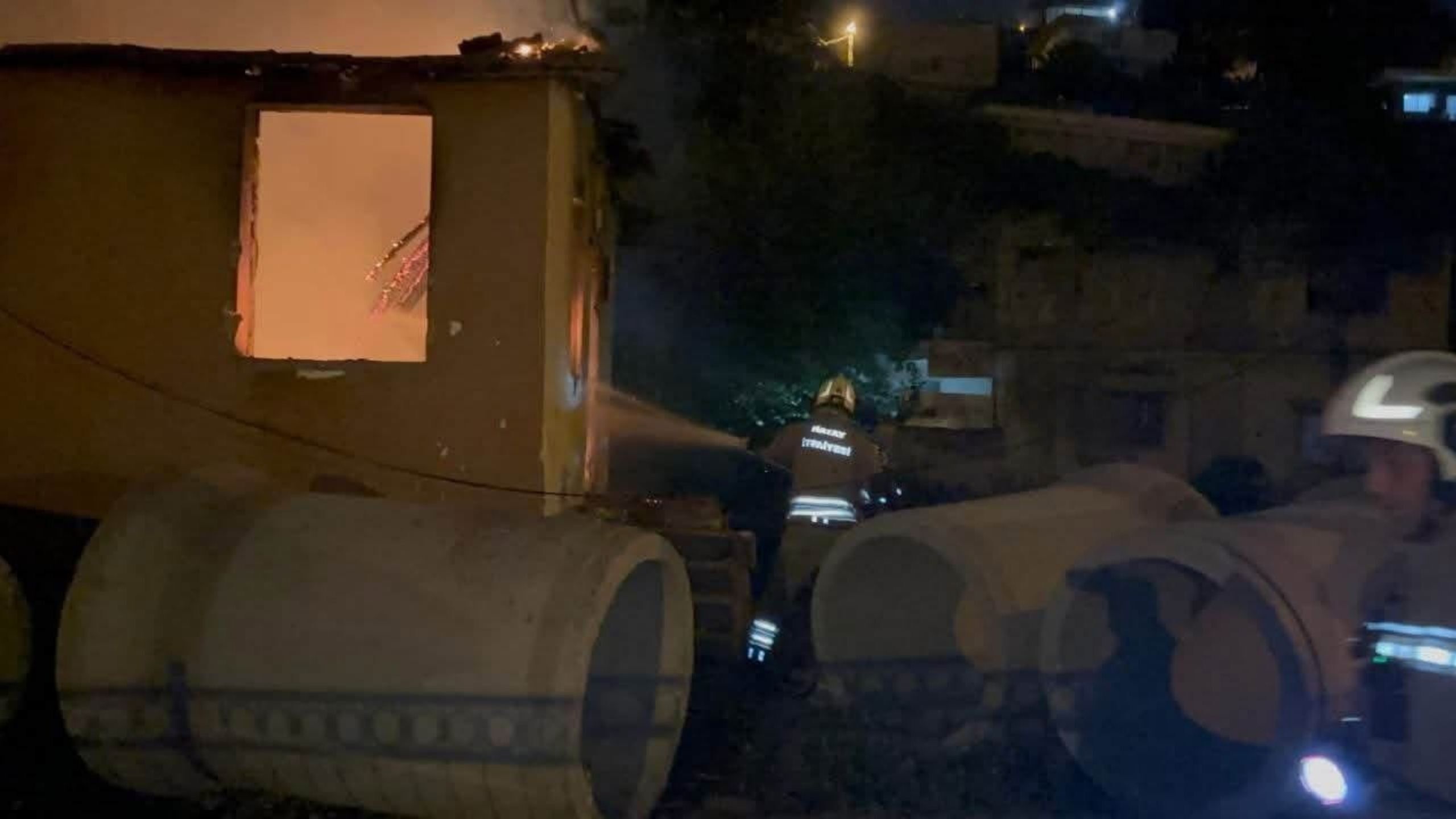 İskenderun Muradiye Mahallesindeki Metruk Bina Yangını Nasıl Çıktı (1)