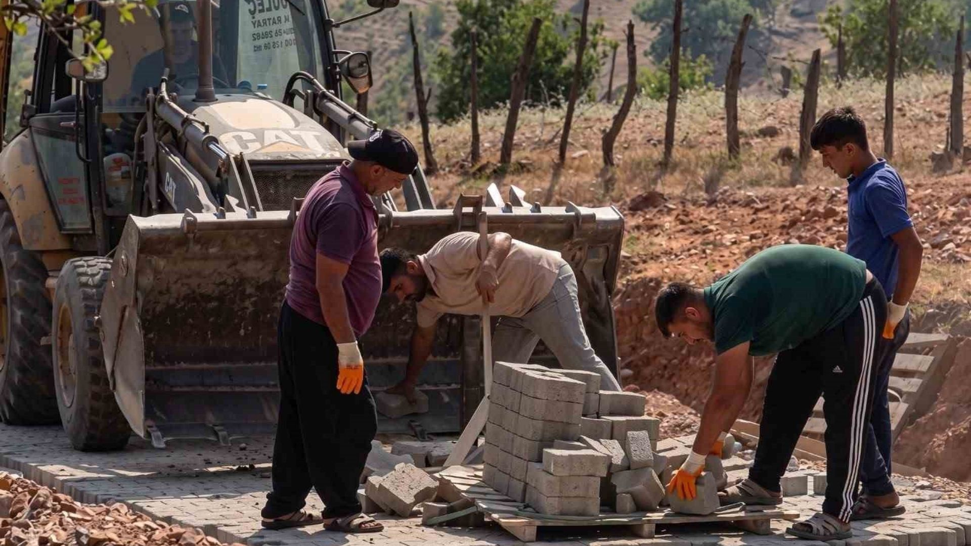 Kozan Belediyesi Mahallelerde Yol Yapım Çalışmaları Yürütüyor (1)