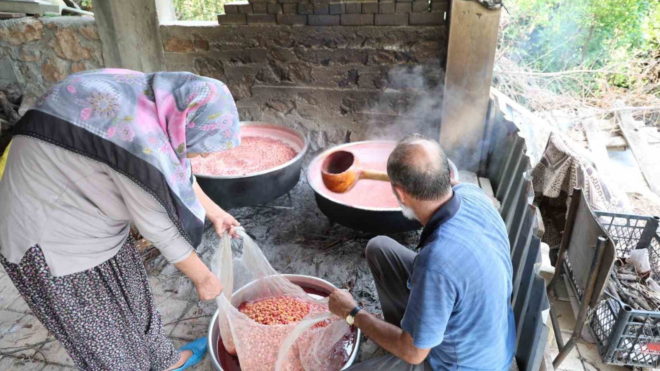 Kozan’da Kızılcık Şerbeti Yapımı Nasıl Gerçekleştiriliyor (2)