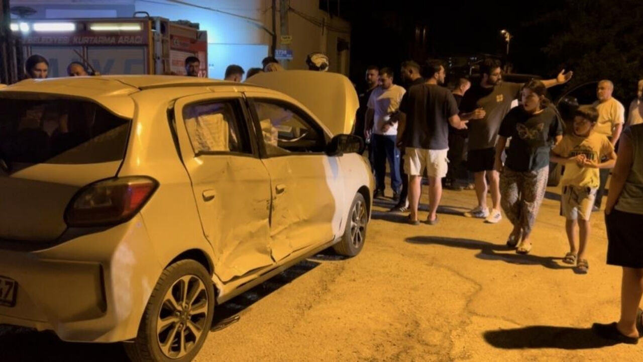 Ortalık Savaş Alanına Döndü! Kadirli'deki Feci Çarpışmada 3 Yaralı! (1)