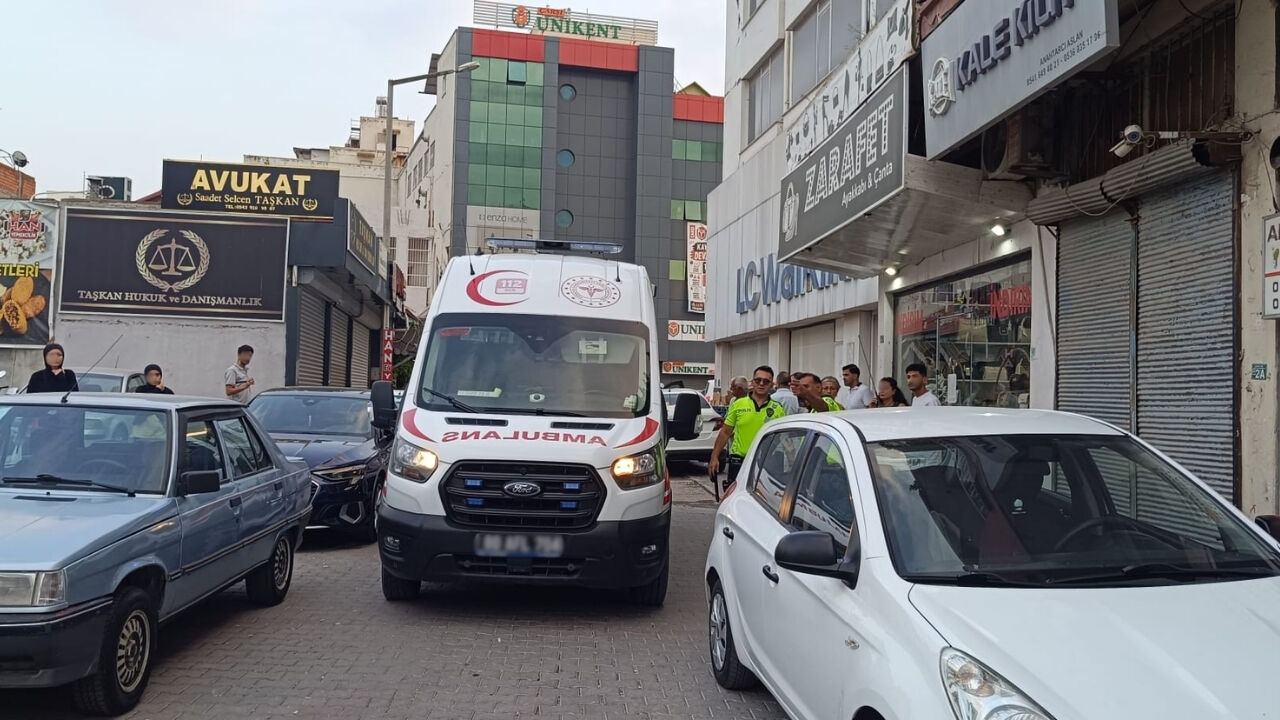 Osmaniye Çarşı Merkezinde Korkutan Kaza (2)