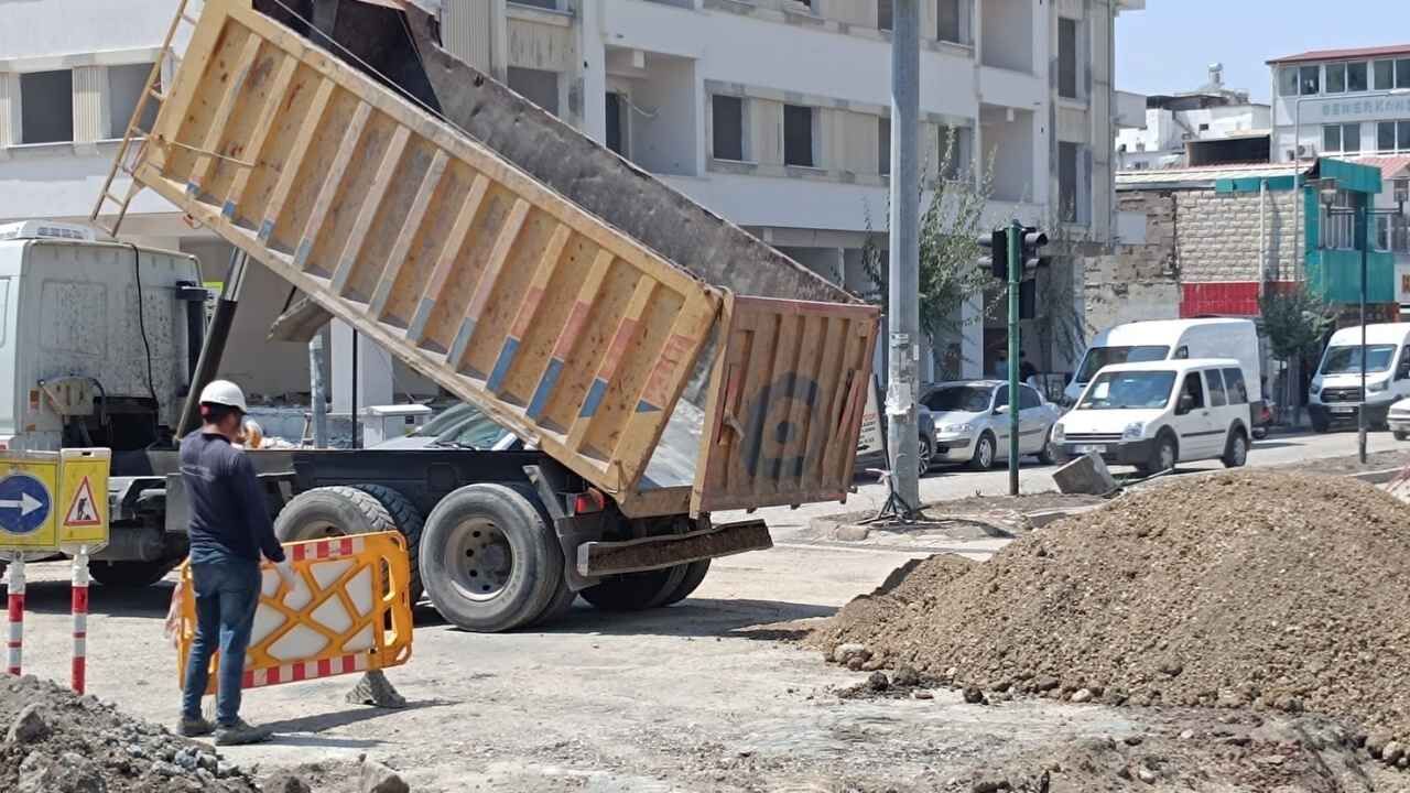 Osmaniye Şehir Merkezinde Kavurucu Sıcakta Yol Mesaisi (1)