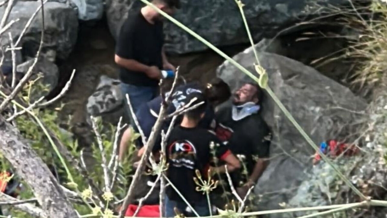 Osmaniye'de Otomobil Uçurumdan Dereye Yuvarlandı 1 Ölü, 1 Yaralı (1)