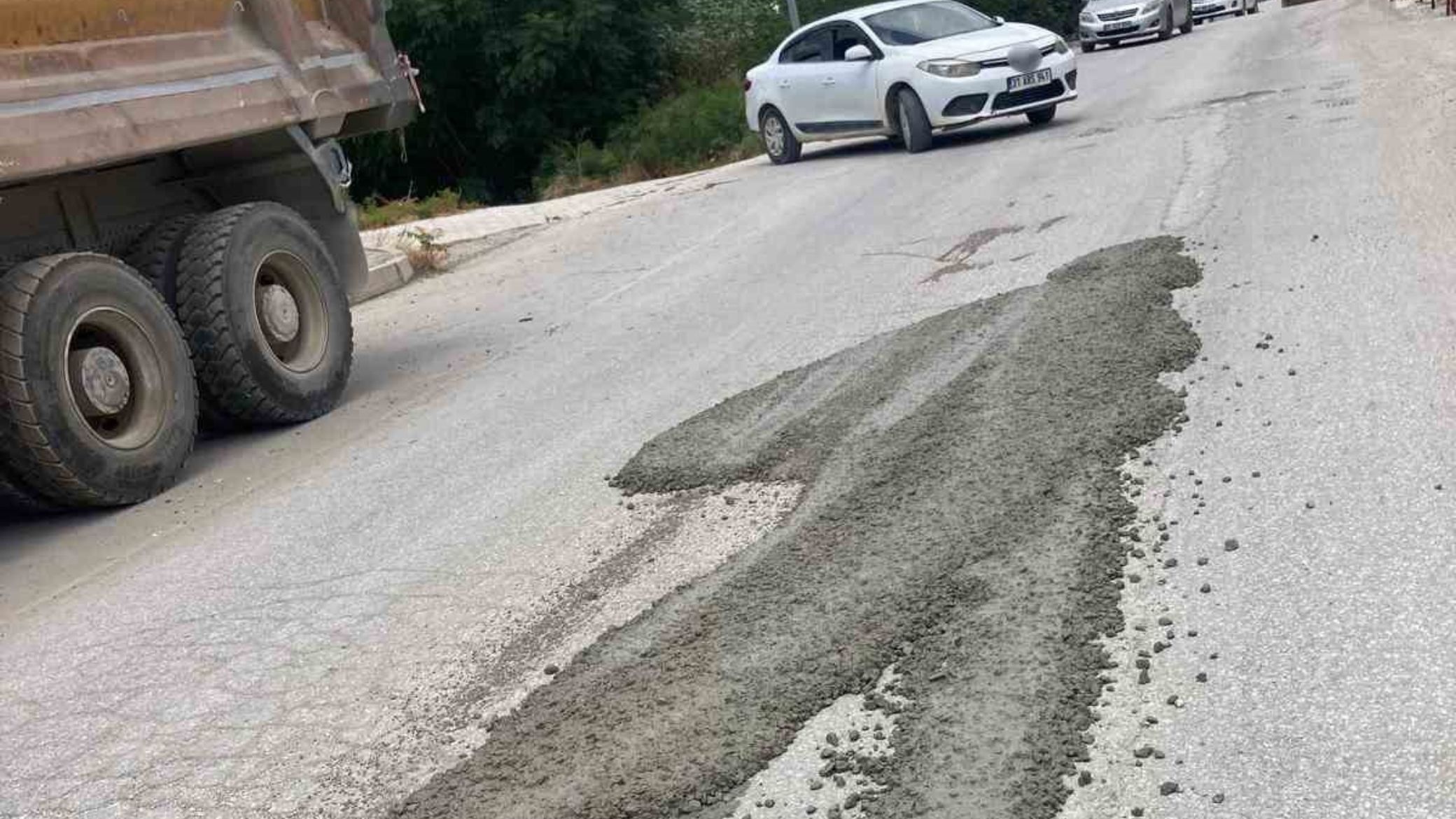 Samandağda Yola Beton Döken Mikser Sürücüsüne Ceza Kesildi (2)