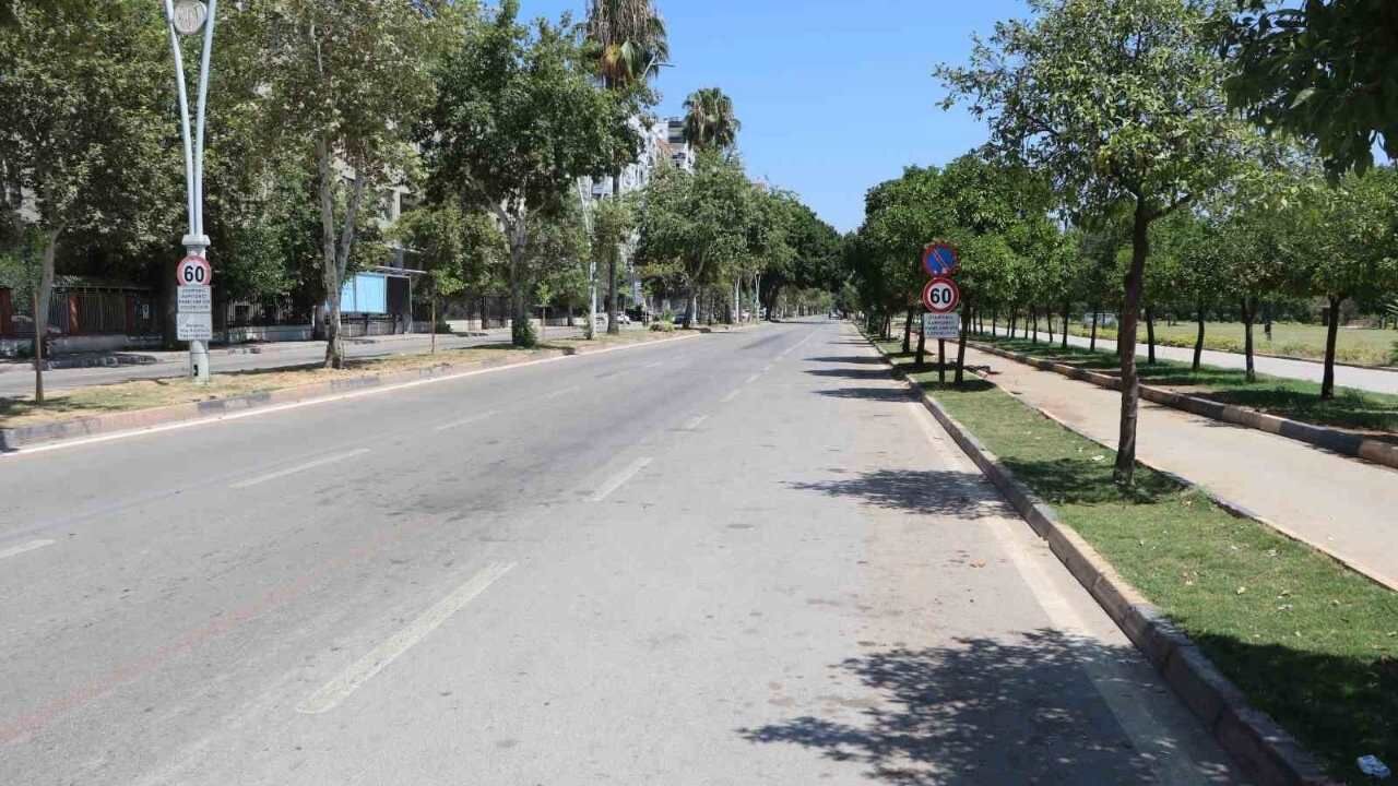 Sıcak Hava Adana'nın Simge Noktalarını Sessizliğe Bürüdü (2)