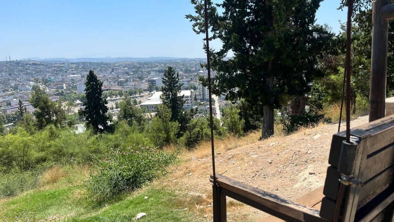 Sülemiş Tepesi’ndeki O Salıncak Kadirli Manzarasına Karşı Adrenalin Sunuyor! (1)