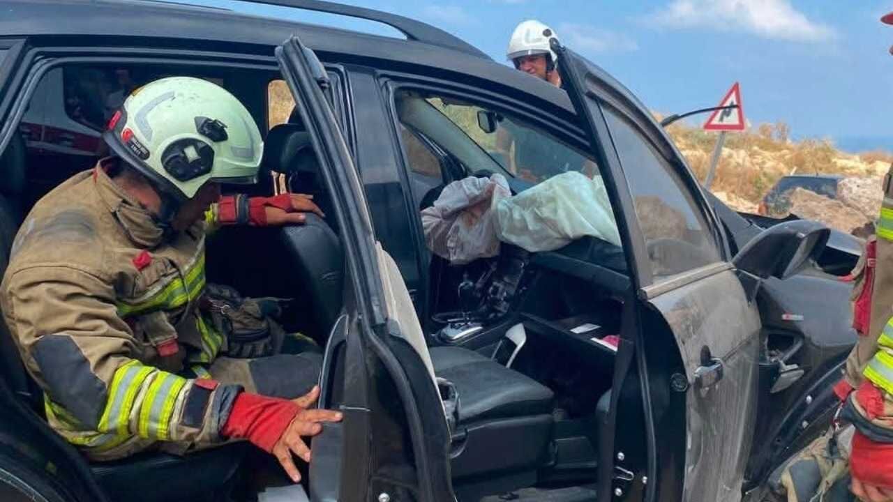 Virajlı Yolda Kontrolden Çıkan Otomobil Kayalıklara Çarptı (2)