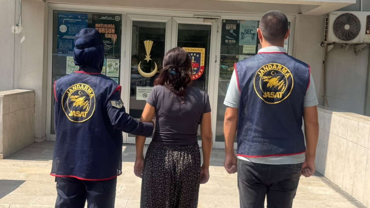 52 Yıl Hapisle Aranan Hırsız Kadın Yakalandı (1)
