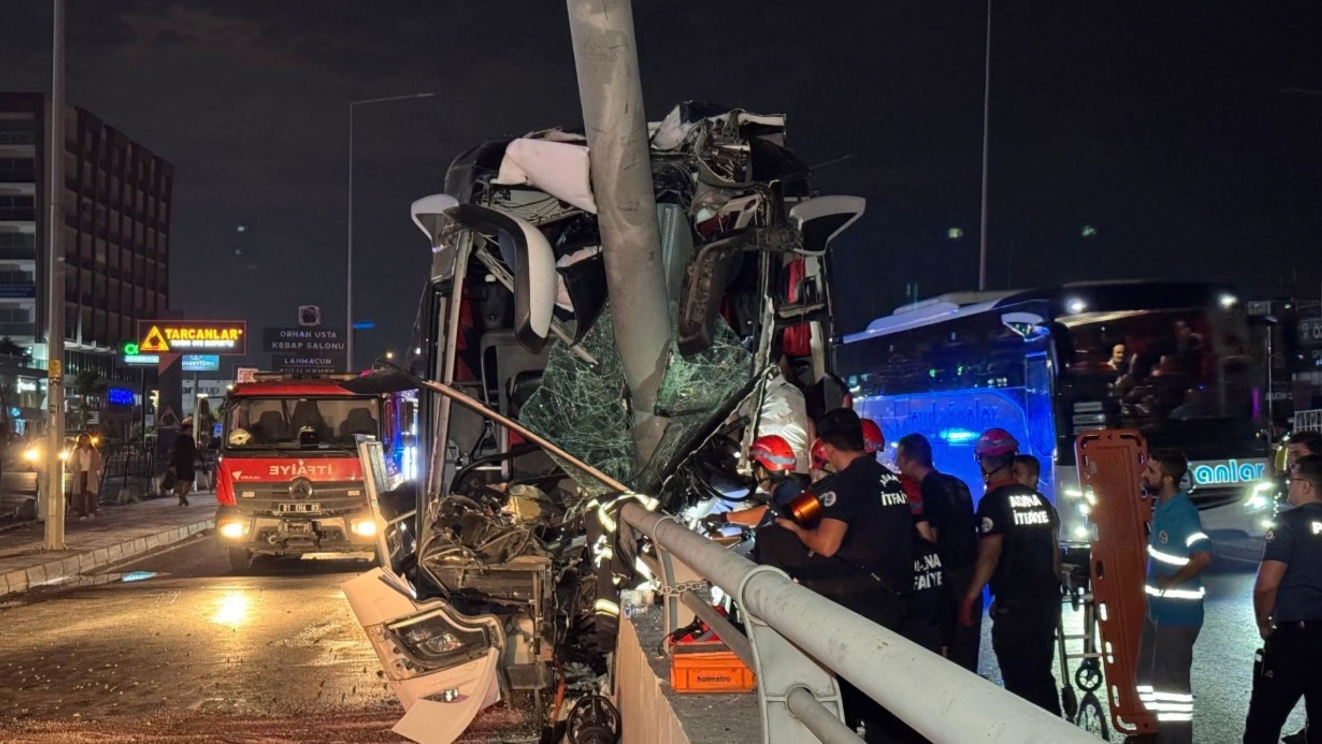 Adana Turhan Cemal Beriker Bulvarında Otobüs Kazası Oldu (2)