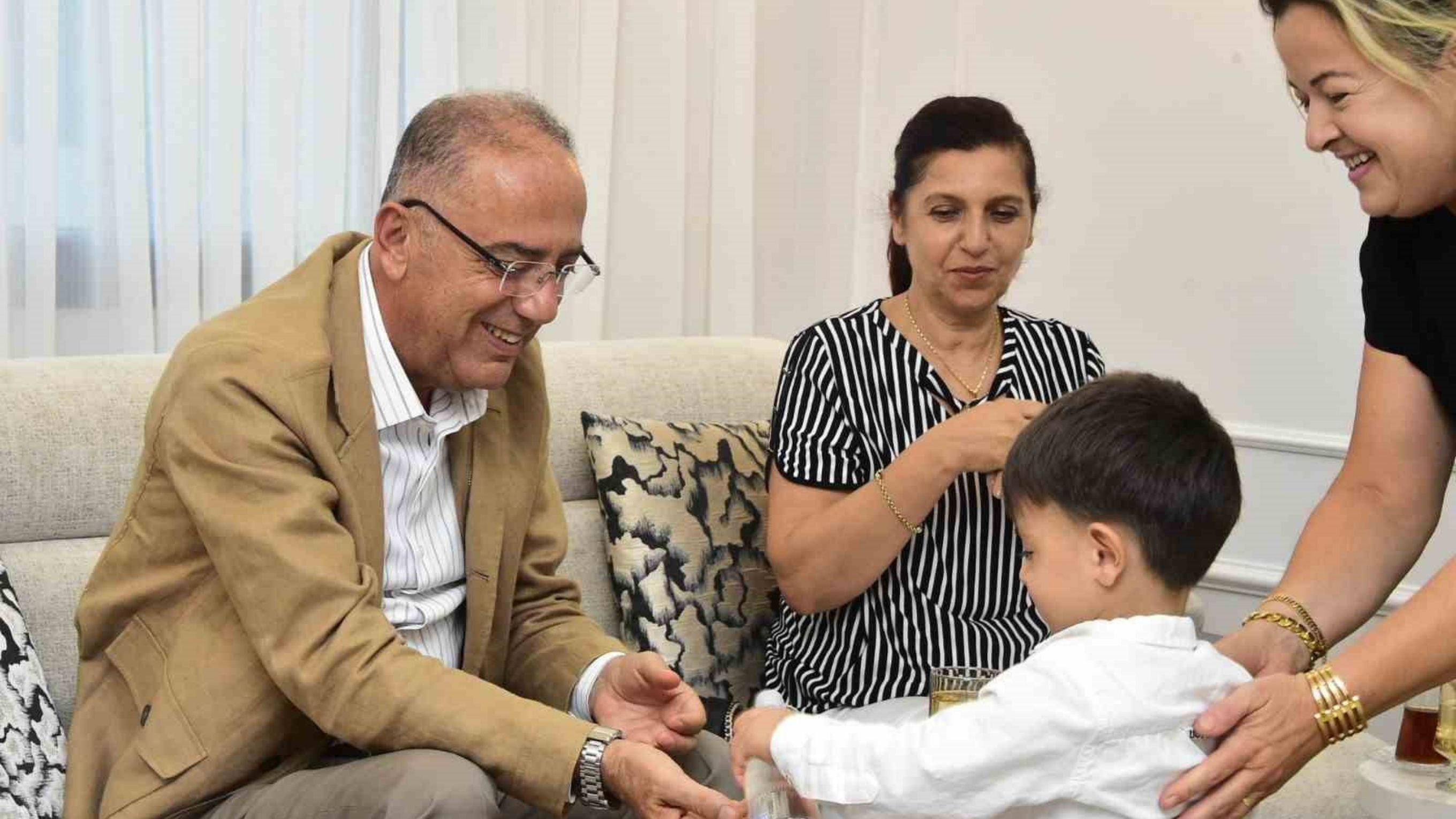 Antakya Belediye Başkanı Yapar, Evlerine Kavuşan Depremzede Ailelerle Bir Araya Geldi (1)