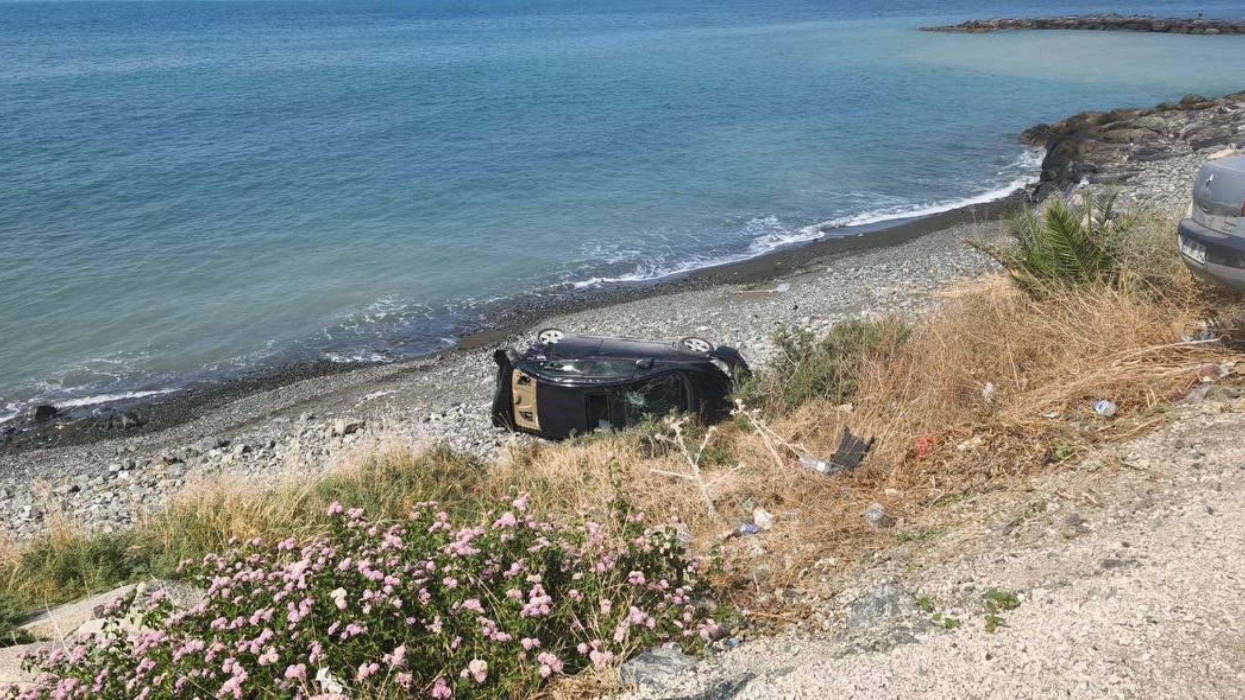 Arsuz’da Uçurumdan Yuvarlanan Otomobilin Sürücüsü Yaralandı (1)