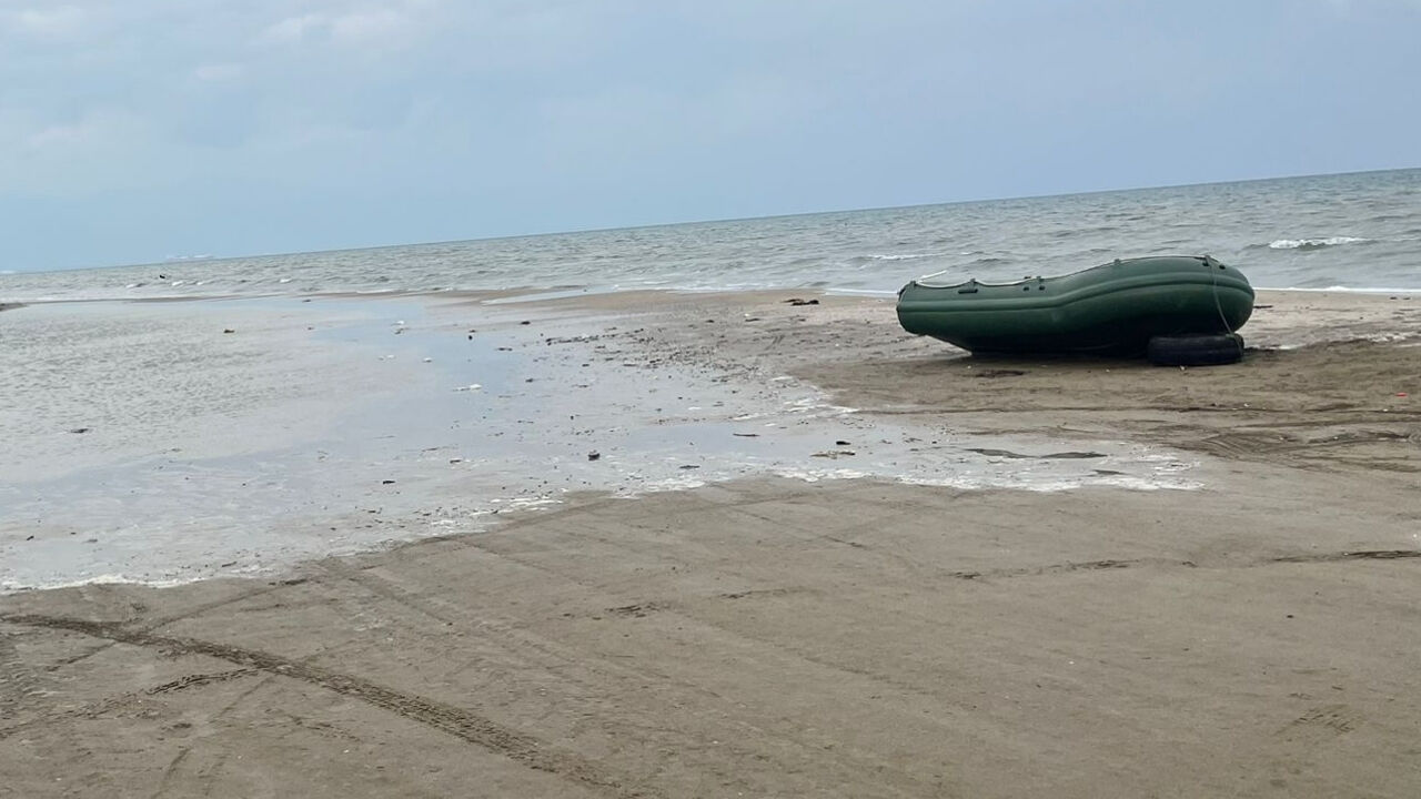 Burnaz Plajı Göle Döndü! Kumsalda İlerlemek Çileye Dönüştü (2)