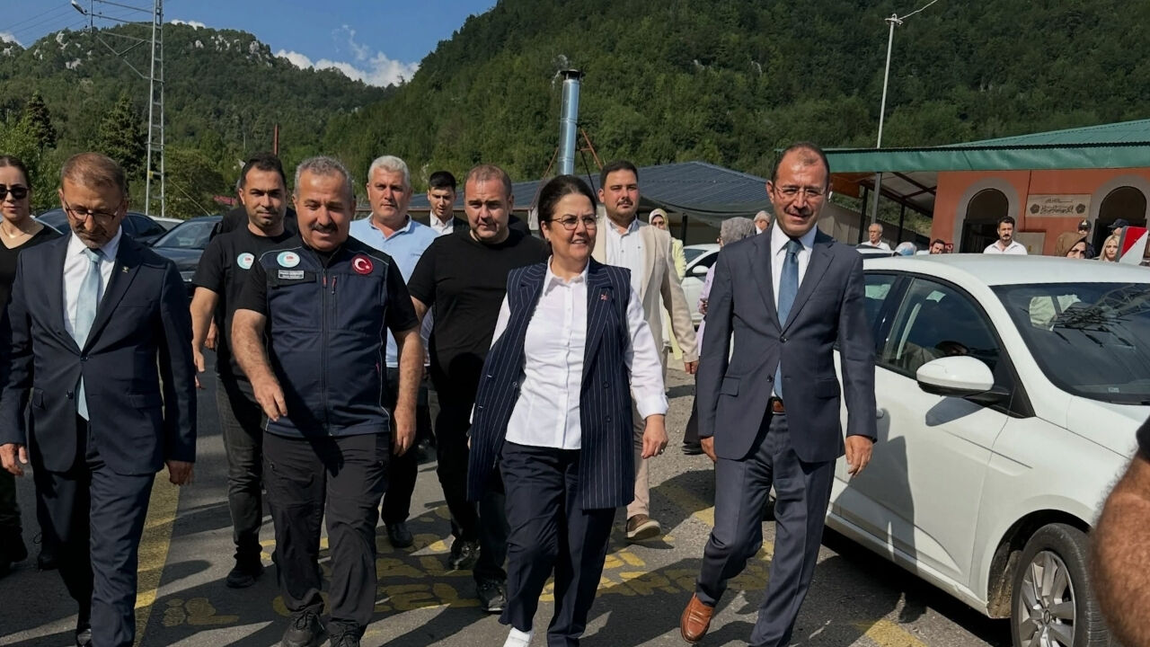 Derya Yanık Osmaniye’deki Asfalt Çalışmalarını Yerinde İnceledi