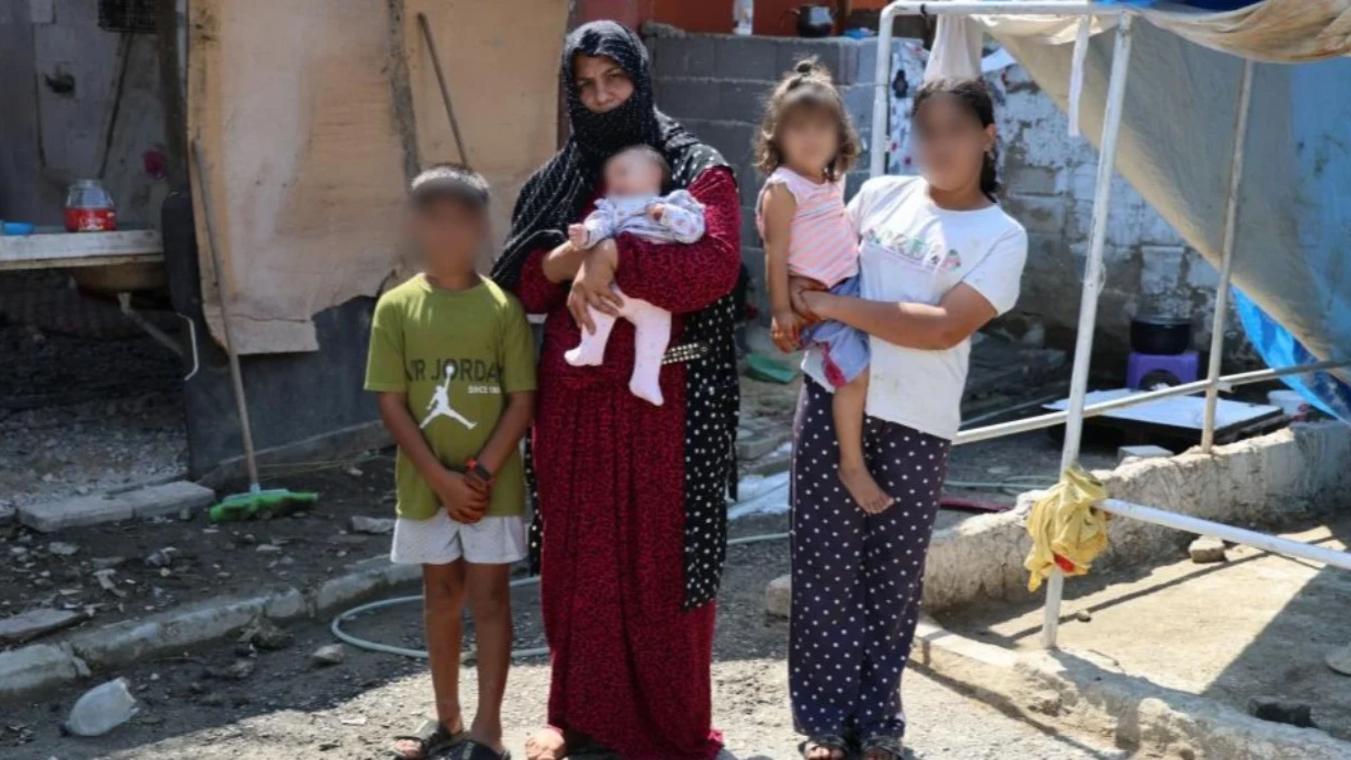 Ev Alma Hayaliyle Kandırıldı, 5 Çocuklarıyla Ahırda Yaşamaya Başladı
