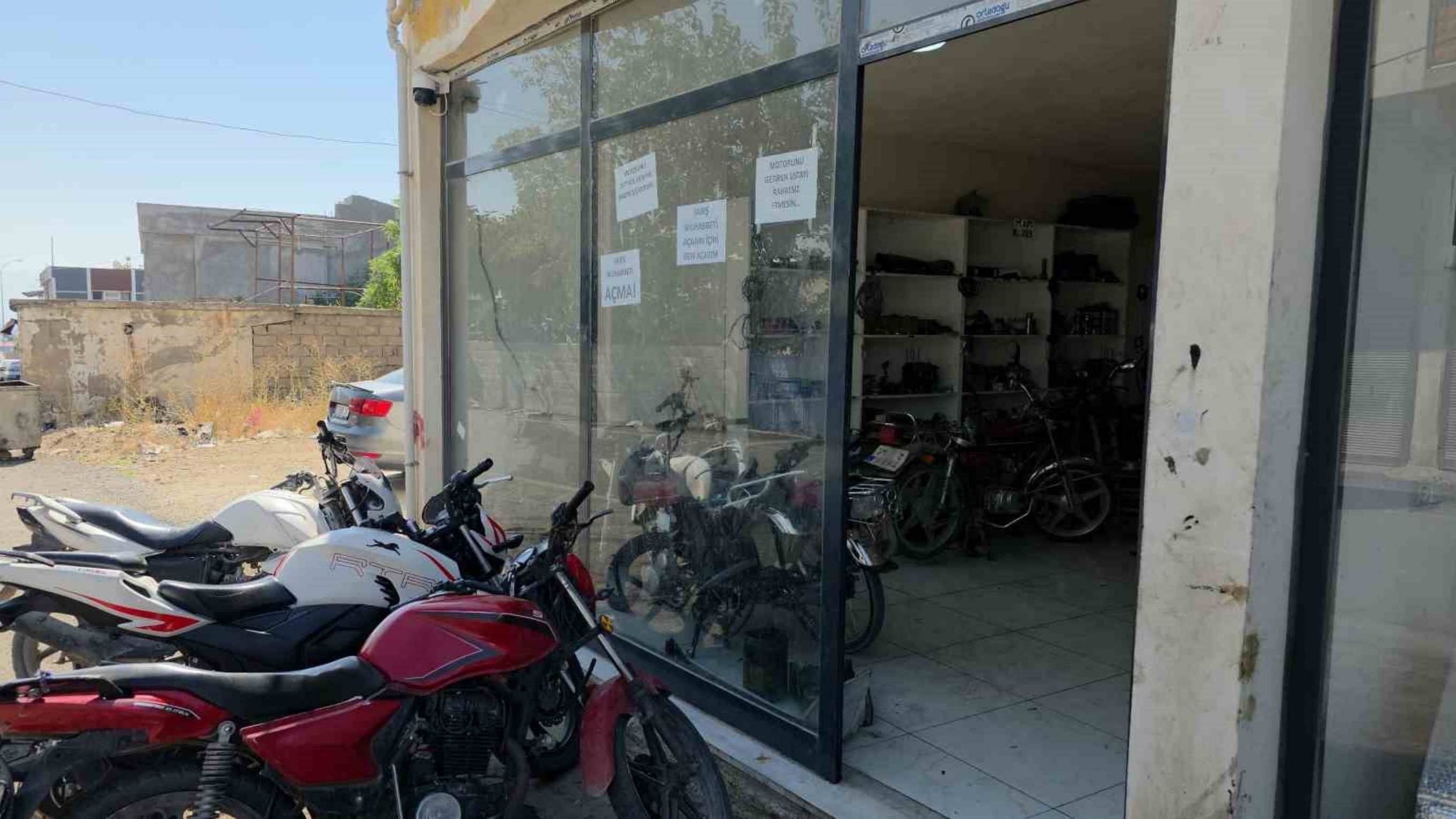 Hatay'da Motosiklet Tamircisi Cama Uyarı Yazısı Astı (1)